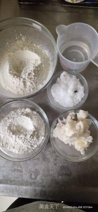 桃花酥的做法步骤：1