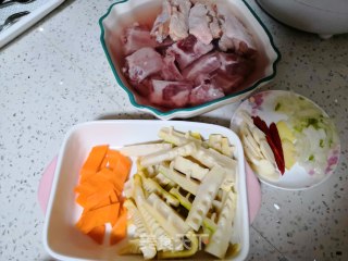 排骨鸡翅烧春笋的做法步骤：2