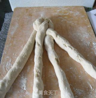 四股辫子面包的做法步骤：7