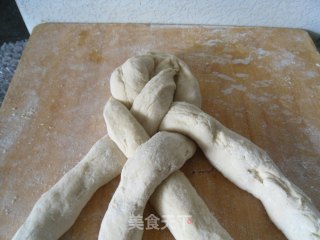 四股辫子面包的做法步骤：9