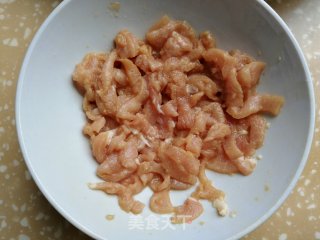 紫甘蓝肉丝炒年糕的做法步骤：1