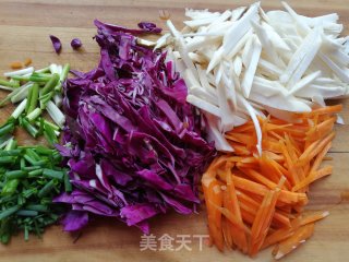 紫甘蓝肉丝炒年糕的做法步骤：2