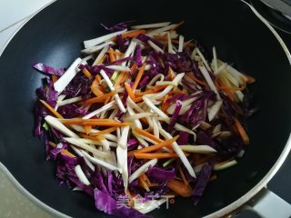 紫甘蓝肉丝炒年糕的做法步骤：5