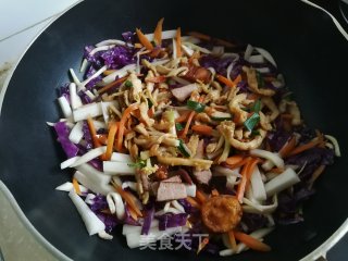 紫甘蓝肉丝炒年糕的做法步骤：7