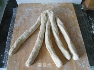 五股辫子面包的做法步骤：5