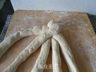 五股辫子面包的做法步骤：6