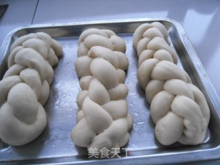五股辫子面包的做法步骤：11