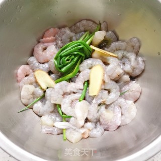 虾仁炒鸡蛋的做法步骤：2