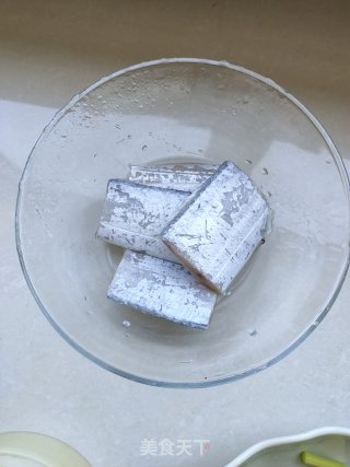蒜薹烧带鱼的做法步骤：1