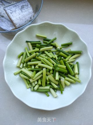 蒜薹烧带鱼的做法步骤：3