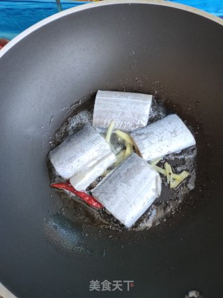 蒜薹烧带鱼的做法步骤：4