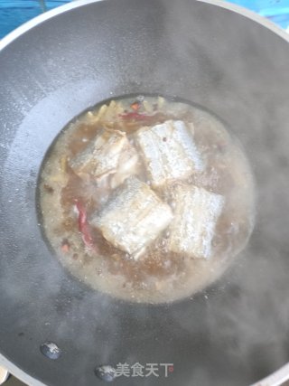 蒜薹烧带鱼的做法步骤：10