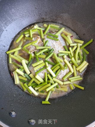 蒜薹烧带鱼的做法步骤：11