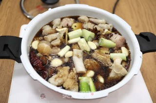 红焖牛筋的做法步骤：7