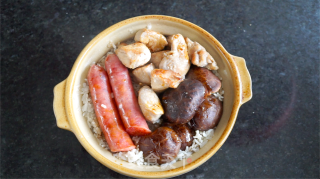 港式香菇腊肠煲仔饭的做法步骤：7