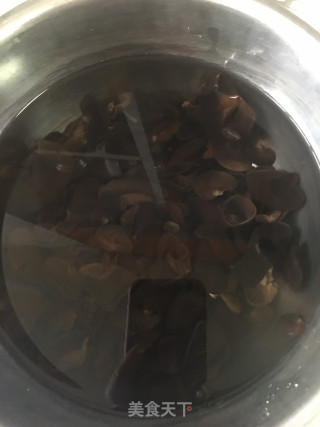 西红柿木耳汤的做法步骤：1