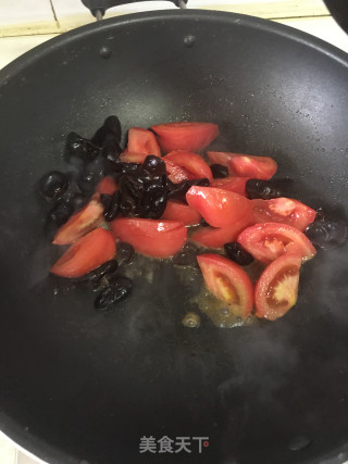 西红柿木耳汤的做法步骤：2