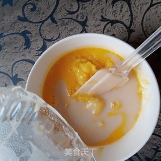 完美不塌陷的蒸锅蒸8寸戚风蛋糕 详细步骤的做法步骤：3