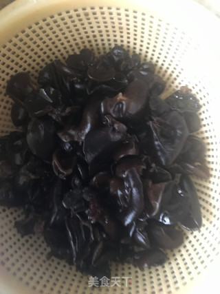 姜米木耳的做法步骤：2