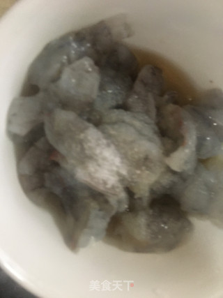 鸡蛋木耳炒虾仁的做法步骤：1