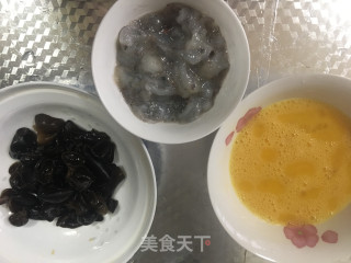 鸡蛋木耳炒虾仁的做法步骤：2