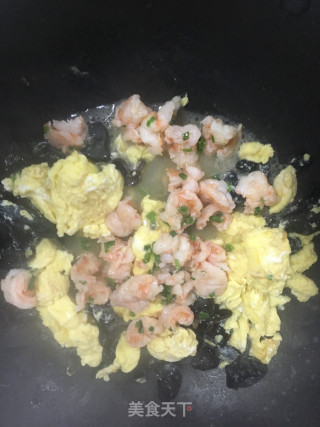 鸡蛋木耳炒虾仁的做法步骤：9