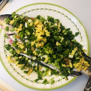 微波炉菜谱之葱油鲫鱼的做法步骤：1