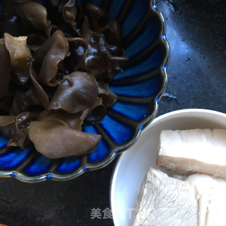 肉片蒜苔炒木耳的做法步骤：1
