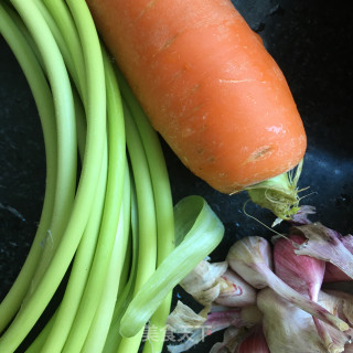 肉片蒜苔炒木耳的做法步骤：2
