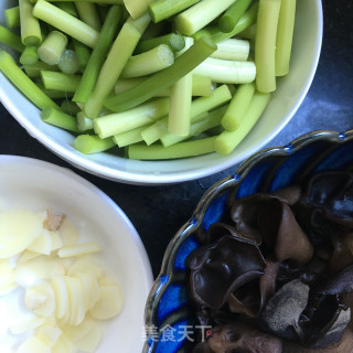 肉片蒜苔炒木耳的做法步骤：4