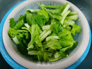 干子芹菜炒鸭肫的做法步骤：2