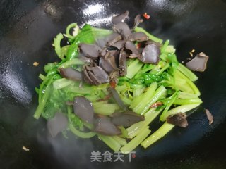 干子芹菜炒鸭肫的做法步骤：7