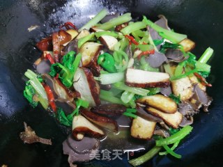 干子芹菜炒鸭肫的做法步骤：9