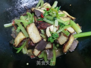 干子芹菜炒鸭肫的做法步骤：10