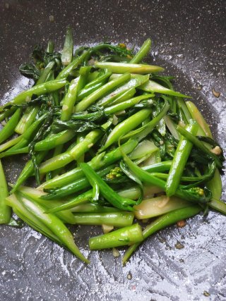 蒜蓉炒菜心的做法步骤：4