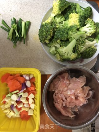 西兰花炒鸡胸肉的做法步骤：1