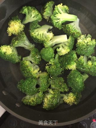 西兰花炒鸡胸肉的做法步骤：2