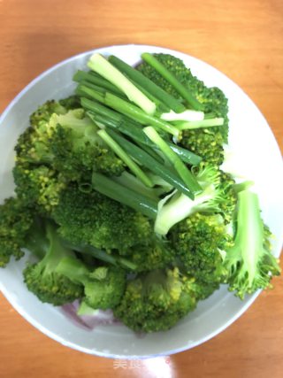 西兰花炒鸡胸肉的做法步骤：3