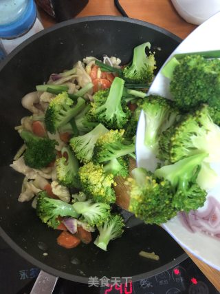 西兰花炒鸡胸肉的做法步骤：5
