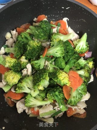 西兰花炒鸡胸肉的做法步骤：6