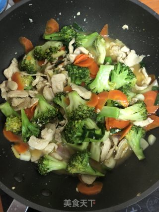 西兰花炒鸡胸肉的做法步骤：7