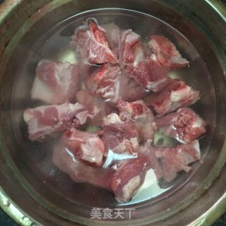 菠萝排骨的做法步骤：1