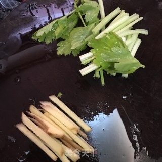 黄豆酱焖金线鱼的做法步骤：1