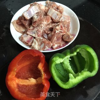 酸甜排骨的做法步骤：1