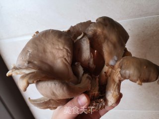 干炸鲜蘑的做法步骤：1
