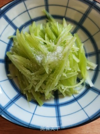 莴笋拌肚丝的做法步骤：2