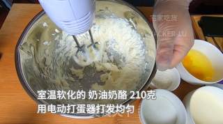 非常简单的巴斯克烤芝士蛋糕，芝士很醇厚，口感顺滑冰凉绵密。的做法步骤：1