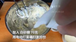 非常简单的巴斯克烤芝士蛋糕，芝士很醇厚，口感顺滑冰凉绵密。的做法步骤：2