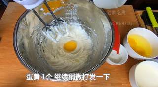 非常简单的巴斯克烤芝士蛋糕，芝士很醇厚，口感顺滑冰凉绵密。的做法步骤：3