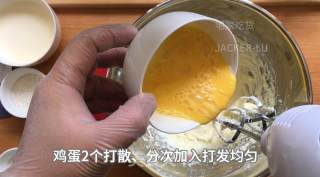 非常简单的巴斯克烤芝士蛋糕，芝士很醇厚，口感顺滑冰凉绵密。的做法步骤：4